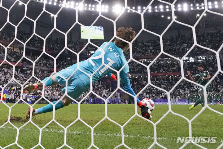 [알라이얀(카타르)=AP/뉴시스] 30일(현지시간) 카타르 알라이얀 에듀케이션 시티 스타디움에서 열린 아시아축구연맹(AFC) 2023 카타르 아시안컵 16강전 사우디아라비아와 대한민국의 경기 승부차기에서 한국 조현우가 사우디 사미 알 나지의 골을 막아내고 있다. 2024.01.31.