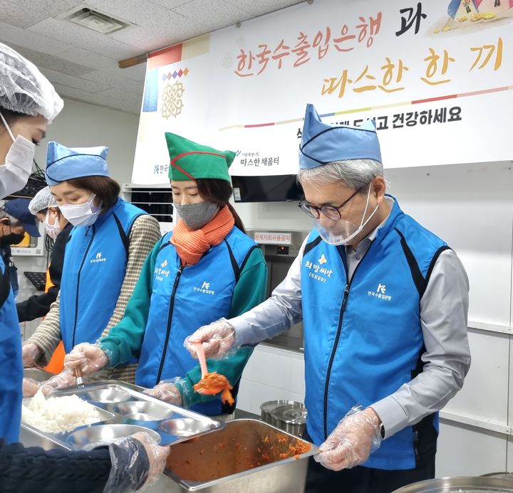 한국수출입은행이 설을 맞아 전국 17개 사회복지시설에 총 1억8000만원을 기부하고, 임직원 봉사활동도 함께 펼쳤다고 31일 밝혔다. 사진 오른쪽 윤희성 수은 행장.(사진제공=수출입은행) *재판매 및 DB 금지