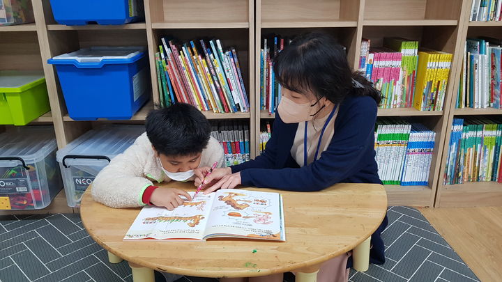 [안동=뉴시스] 기초학력 전담교사가 '함께 따로 공부방'에서 학생을 지도하고 있다. (사진=뉴시스 DB). photo@newsis.com *재판매 및 DB 금지