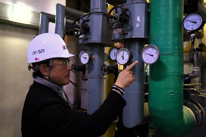 [서울=뉴시스] 수서발 고속열차(SRT) 운영사 에스알(SR)은 지난해 12월부터 서울 강남구 본사사옥에 55도로 공급되는 난방온수를 40도로 낮추는 등 국가 에너지 공급 악화에 대응 하고 있다고 31일 밝혔다. 사진은 에스알 본사 기계실 점검하는 모습. 2024.01.31. (사진=에스알 제공) photo@newsis.com *재판매 및 DB 금지