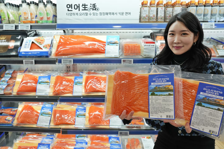 [서울=뉴시스]한 모델이 롯데마트 제타플렉스 서울역점에서 칠레산 파타고니아 연어를 들고 있다.(사진=롯데마트 제공) *재판매 및 DB 금지