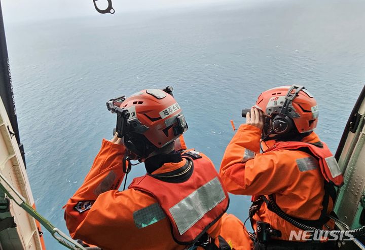 [제주=뉴시스] 제주소방안전본부 항공대가 31일 오전 제주 서귀포시 성산읍 해상에서 어선 침몰 사고로 실종된 선원 2명에 대한 해상 수색을 하고 있다. (사진=제주소방본부 제공). 2024.01.31. photo@newsis.com  