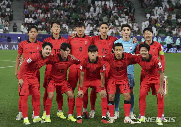 [알라이얀(카타르)=뉴시스] 김근수 기자 = 대한민국 축구 대표팀 선수들이 30일(현지시각) 카타르 알라이얀 에듀케이션 시티 스타디움에서 열린 아시아축구연맹(AFC) 2023 카타르 아시안컵 16강전 사우디아라비아 대 대한민국의 경기 시작 전 팀포토를 찍고 있다. 2024.01.31. ks@newsis.com