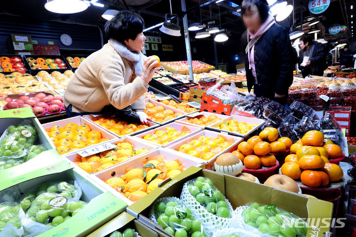 [인천=뉴시스] 전진환 기자 = 인천 남동구 남촌농수산물도매시장에서 한 소비자가 선물용 과일을 구입하고 있다. 2024.01.31. amin2@newsis.com