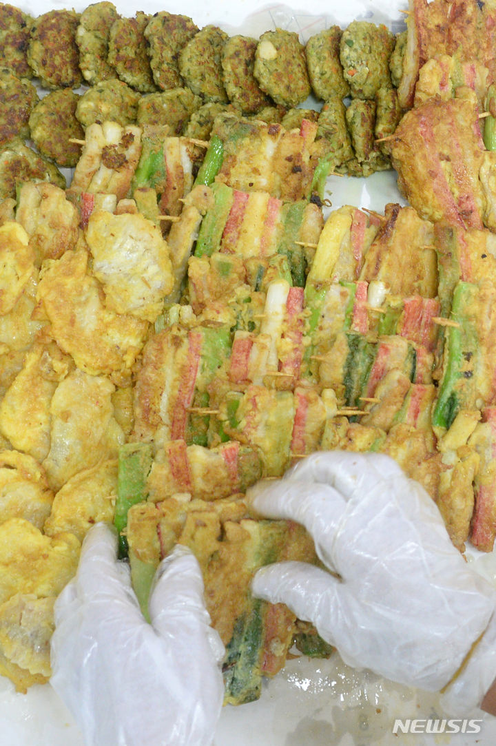 [전주=뉴시스] 김얼 기자 = 맛있고 기름진 명절 음식은 대개 고칼로리인데다 중성지방 수치를 높일 수 있어 주의가 요구된다. 2024.01.31. pmkeul@nwsis.com