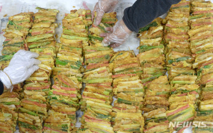 [전주=뉴시스] 김얼 기자 = 20일 의료계는 명절 이후 2주 이내가 체중을 되돌릴 수 있는 '골든타임'이라며 적극적인 운동과 식습관 조절이 중요하다고 밝혔다. 지난해 1월 31일 전북 전주시 자원봉사자들이 '설맞이 명절 음식 나눔 활동'을 열고 이웃에게 나눠줄 전을 정리하고 있다. 해당 사진은 기사와 직접 관련이 없습니다. 2024.01.31. pmkeul@nwsis.com