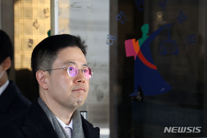 [서울=뉴시스] 조성우 기자 = 손준성 대구고검 차장검사가 31일 오전 서울 서초구 서울중앙지방법원에서 열린 고발사주 공직선거법 위반 등 혐의 선고 공판에서 징역 1년 실형을 선고받은 뒤 법원을 나서고 있다. 2024.01.31. xconfind@newsis.com