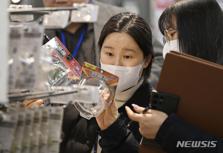 [광주=뉴시스] 박기웅 기자 = 31일 오전 광주 북구 한 대형마트에서 설 명절을 앞두고 광주시와 5개 자치구, 한국환경공단 직원들이 과대포장 업체 집중 점검을 하고 있다. 광주시는 과대포장 의심제품에 대해 포장 검사 명령과 함께 검사결과에 따라 최대 300만원 이하의 과태료를 부과할 방침이다. 2024.01.31. pboxer@newsis.com