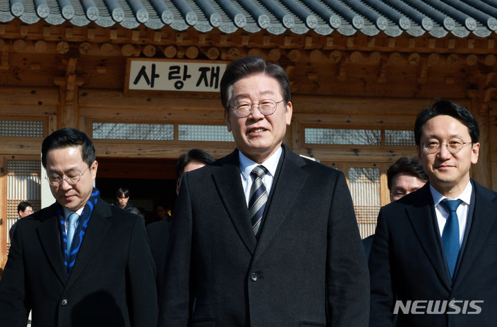 [서울=뉴시스] 고범준 기자 = 이재명 더불어민주당 대표가 31일 오전 서울 여의도 국회 사랑재에서 2024년 신년 기자회견을 마치고 이동하고 있다. 2024.01.31. bjko@newsis.com