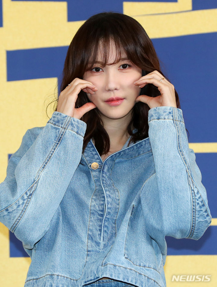 [서울=뉴시스] 김혜진 기자 = 배우 이지아가 31일 오후 서울 마포구 상암동 스탠포드호텔에서 열린 JTBC 새 수목드라마 '끝내주는 해결사' 제작발표회에 서 포즈를 하고 있다. 2024.01.31. jini@newsis.com