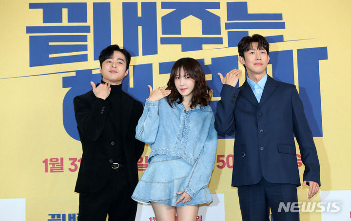 [서울=뉴시스] 김혜진 기자 = 배우 오민석(왼쪽부터), 이지아, 강기영이 31일 오후 서울 마포구 상암동 스탠포드호텔에서 열린 JTBC 새 수목드라마 '끝내주는 해결사' 제작발표회에서 포즈를 취하고 있다. 2024.01.31. jini@newsis.com