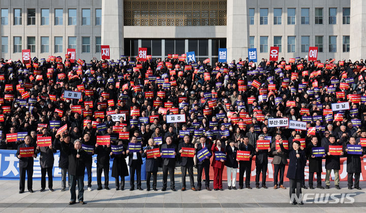 [서울=뉴시스] 황준선 기자 = 31일 오후 서울 여의도 국회 본청 앞 계단에서 열린 중대재해처벌법 유예 촉구 전국 중소기업인 결의대회에서 참가자들이 구호를 외치고 있다. 2024.01.31. hwang@newsis.com