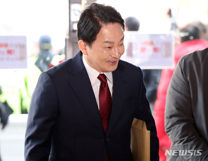 [서울=뉴시스] 추상철 기자 = 원희룡 전 국토교통부 장관이 31일 오후 제22대 국회의원 선거 공직후보자 추천신청서 제출을 위해 서울 여의도 국민의힘 당사로 들어서고 있다. 2024.01.31. scchoo@newsis.com