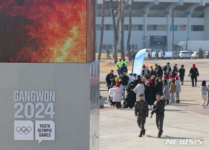 [강릉=뉴시스] 권창회 기자 = 2024 강원동계청소년올림픽 대회 폐막을 하루 앞둔 31일 오후 강원도 강릉올림픽파크 내 디지털 성화에 불이 켜져 있다. 2024.01.31. kch0523@newsis.com