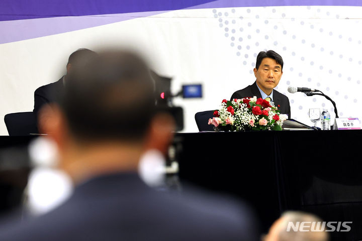 [서울=뉴시스] 최진석 기자 = 이주호 사회부총리 겸 교육부 장관이 지난달 31일 서울 서초구 더케이호텔에서 열린 2024 한국대학교육협의회 정기총회 교육부 장관과의 대화에서 한 대학 총장의 질문을 경청하고 있다. 2024.02.04. myjs@newsis.com