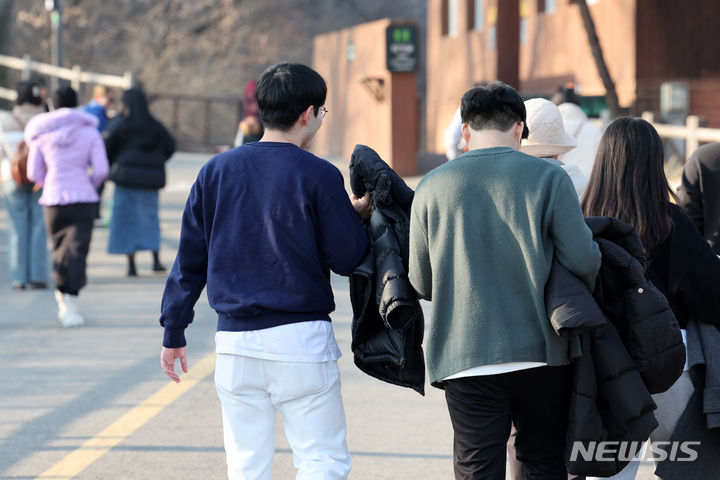 [서울=뉴시스] 조성우 기자 = 서울 중구 남산에서 시민들이 겉옷을 벗어 손에 들고 산책하고 있다. 2024.01.31. xconfind@newsis.com