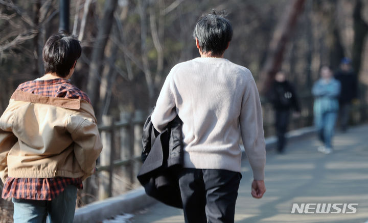 [서울=뉴시스] 조성우 기자 = 평년기온을 웃도는 포근한 날씨를 보인 31일 오후 서울 중구 남산에서 시민들이 겉옷을 벗어 손에 들고 산책하고 있다. 2024.01.31. xconfind@newsis.com