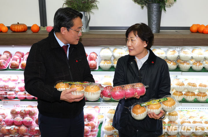 [서울=뉴시스] 최진석 기자 = 송미령(오른쪽) 농림축산식품부 장관과 강도형 해양수산부 장관이 민족 대명절 설을 앞두고 31일 서울 양재동 농협하나로마트 양재점을 찾아 설 성수품 수급 상황을 점검 현장을 둘러보며 소비자 체감 물가 관련 가격을 점검 확인하고 있다. 2024.01.31. myjs@newsis.com