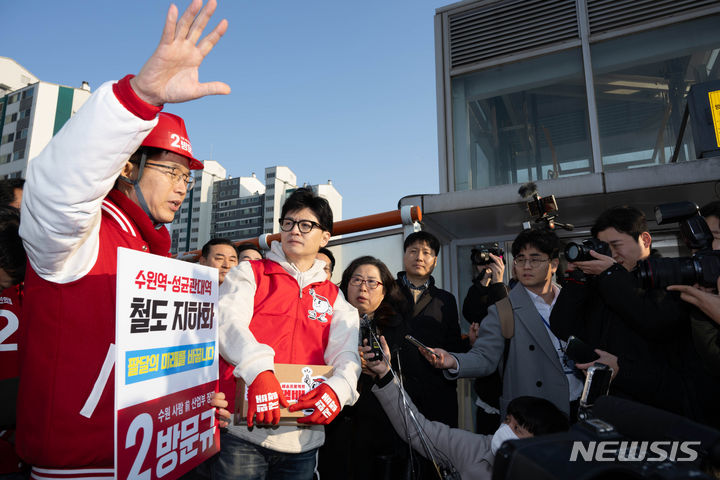 [수원=뉴시스] 조성봉 기자 = 한동훈 국민의힘 비상대책위원장이 지난달 31일 경기 수원시 천천동보도육교에서 지역 주민과 동행하며 애로 사항을 청취하고 있다. (공동취재) 2024.01.31. photo@newsis.com