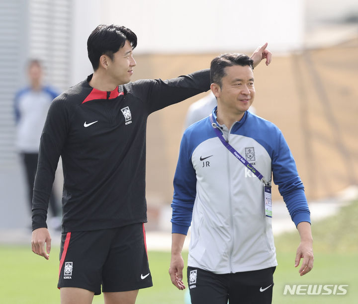 [도하(카타르)=뉴시스] 김근수 기자 = 대한민국 축구대표팀 위르겐 클린스만 감독이 31일(현지시간) 카타르 도하 알 에글라 트레이팅센터 훈련장으로 나오고 있다. 2024.01.31. ks@newsis.com