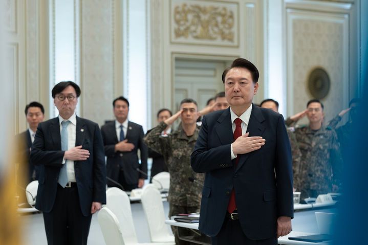 [서울=뉴시스] 윤석열 대통령이 31일 청와대 영빈관에서 열린 안보대비태세 점검 군 주요지휘관회의에서 국기에 대한 경례를 하고 있다. (사진=대통령실 제공) 2024.01.31. photo@newsis.com *재판매 및 DB 금지