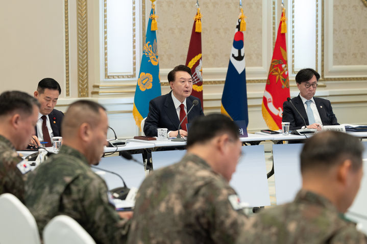 [서울=뉴시스] 윤석열 대통령이 31일 청와대 영빈관에서 열린 안보대비태세 점검 군 주요지휘관회의를 주재하고 있다. (사진=대통령실 제공) 2024.01.31. photo@newsis.com *재판매 및 DB 금지