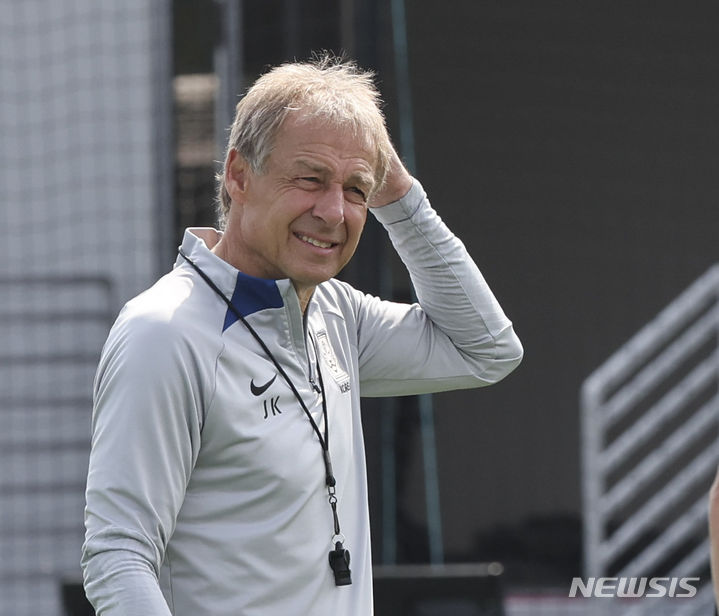 [도하(카타르)=뉴시스] 김근수 기자 = 대한민국 축구대표팀 위르겐 클린스만 감독이 31일(현지시간) 카타르 도하 알 에글라 트레이팅센터에서 회복 훈련을 지켜보고 있다. 2024.01.31. ks@newsis.com