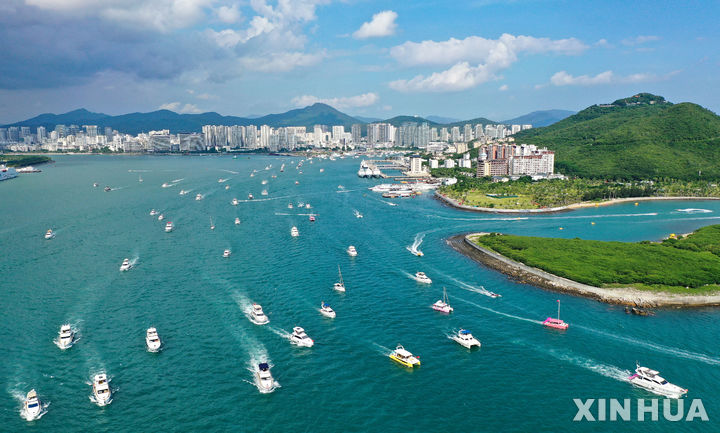 [베이징=신화/뉴시스]중국 국가이민관리국은 9일 국무원의 승인을 받아 일부 외국인을 대상으로 하이난 무비자 입국을 확대하기로 했다고 밝혔다. 사진은 지난해 10월 1일에 촬영된 하이난성 싼야의 항공 드론 사진. 2024.2.9