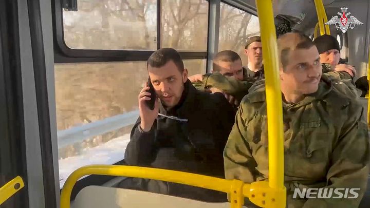 [모스크바=AP/뉴시스] 러시아 국방부가 공개한 사진에 지난달 31일(현지시각) 포로 교환으로 풀려난 러시아 포로들이 장소가 알려지지 않은 곳에서 버스를 타고 돌아가고 있다. 러시아와 우크라이나는 지난주 러시아의 우크라이나 포로 탑승 주장 수송기 추락으로 긴장이 고조됐음에도 포로 교환을 시행해 약 200명의 포로를 교환한 것으로 알려졌다. 2024.02.01.
