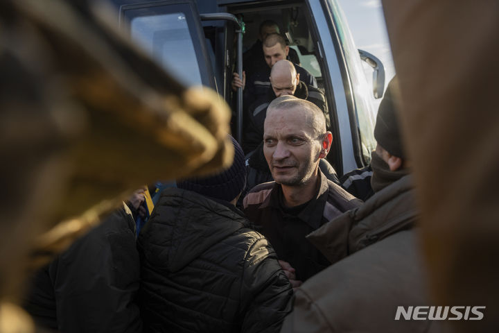 [키이우=AP/뉴시스] 지난달 31일(현지시간) 우크라이나-러시아 국경 지역에서 포로 교환으로 풀려난 우크라이나 포로들이 버스에서 내리고 있다. 러시아와 우크라이나는 지난주 러시아의 우크라이나 포로 탑승 주장 수송기 추락으로 긴장이 고조됐음에도 포로 교환을 시행해 약 200명의 포로를 교환한 것으로 알려졌다. 2024.02.01.