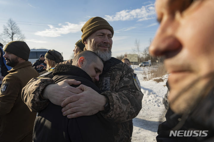 [키이우=AP/뉴시스] 지난달 31일(현지시간) 우크라이나-러시아 국경 지역에서 포로 교환으로 풀려난 우크라이나 포로들이 포옹하고 있다. 러시아와 우크라이나는 지난주 러시아의 우크라이나 포로 탑승 주장 수송기 추락으로 긴장이 고조됐음에도 포로 교환을 시행해 약 200명의 포로를 교환한 것으로 알려졌다. 2024.02.01.