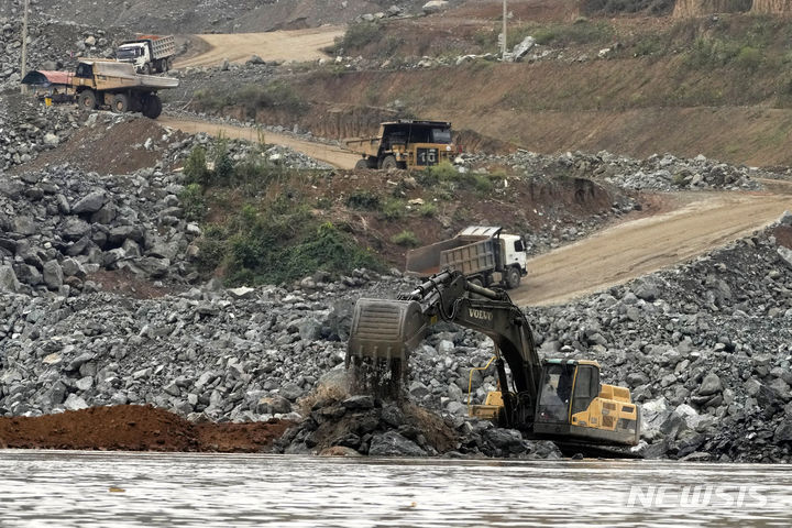 [루앙프라방=AP/뉴시스] 사진은 지난해 1월 28일(현지 시간) 라오스 루앙프라방 메콩강에서 인부들이 댐을 건설하고 있는 모습. 2024.02.01.