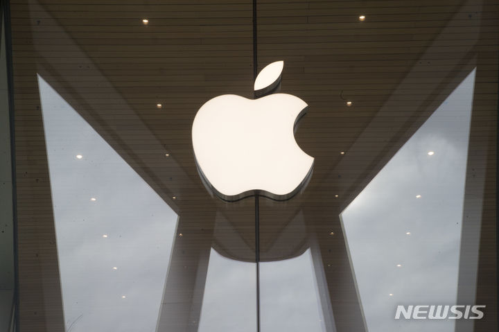 [뉴욕=AP/뉴시스]미국 뉴욕의 한 애플스토어 매장에 애플 로고가 전시돼있다. 2019.1.3.