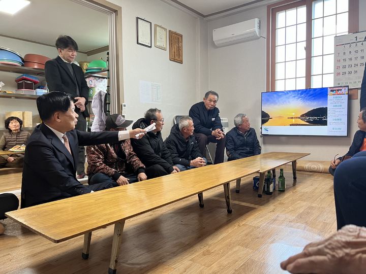 [고성(경남)=뉴시스] 신정철 기자= 경남 고성군은 지난 31일 고성읍 대평경로당에서 공공와이파이 무료 개통식을 열고 2월 1일부터 시험 운영에 돌입했다.사진은 이상근 군수(왼쪽 첫번째)가 공공와이파이를 통해 뉴스 검색, 유튜브 등 다양한 서비스를 이용해 보고 있다.(사진=고성군 제공).2024.02.01. photo@newsis.com *재판매 및 DB 금지