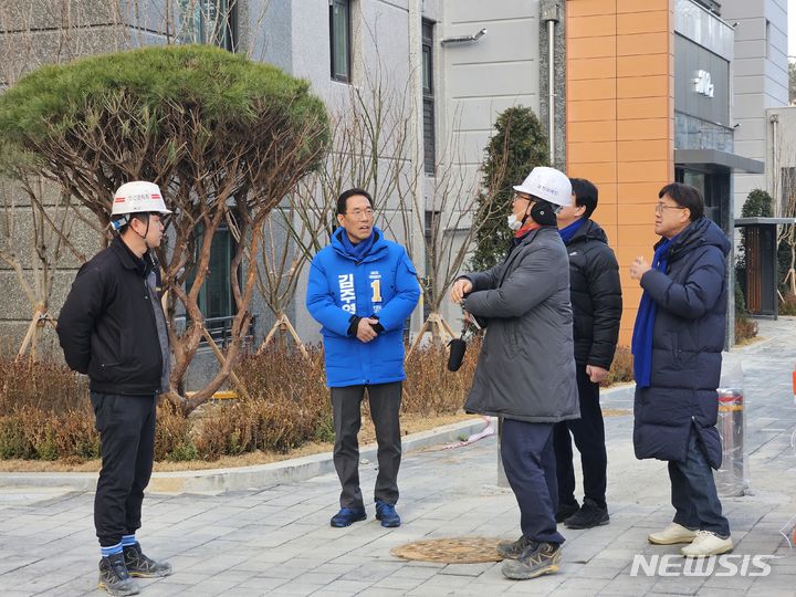 [김포=뉴시스] 정일형 기자 = 김주영 국회의원이 최근 고도제한 위반으로 재시공에 나선 고촌읍 양우내안애 아파트 건설 현장을 방문, 공사 관계자들과 대화를 나누고 있다. (사진은 김주영 의원실 제공) 
