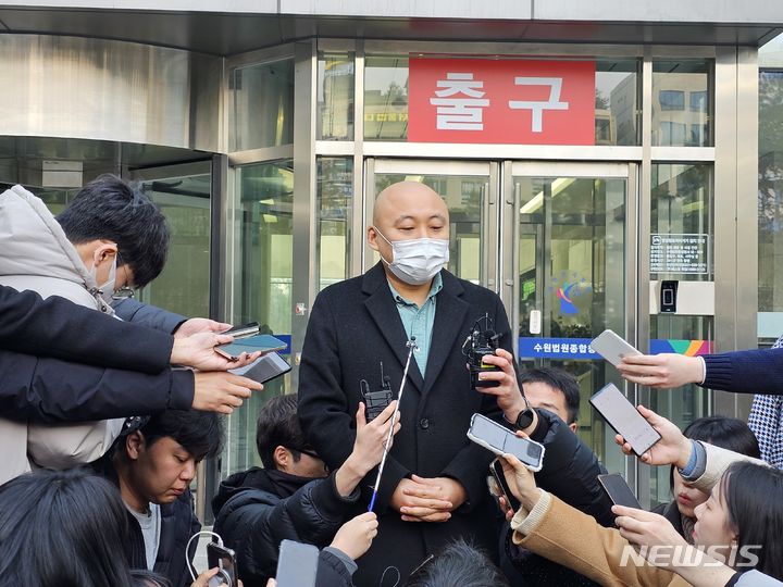 [수원=뉴시스] 양효원 기자 = 1일 오전 경기 수원지방법원에서 주호민씨가 자신의 아들을 학대한 혐의로 재판에 넘겨진 교사에게 벌금 200만 원 선고유예가 내려진 부분에 대해 발언하고 있다. 2024.2.1. hyo@newsis.com