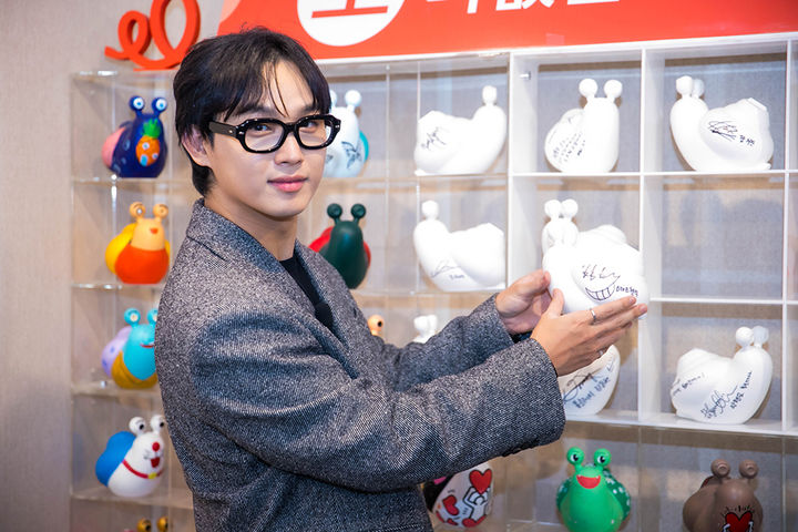 [서울=뉴시스] 그룹 '비투비' 임현식이 청각장애인을 지원하는 사단법인 사랑의달팽이 고액 후원자 모임인 소울리더 8호 후원자로 지난 31일 위촉됐다. (사진=사랑의달팽이 제공) 2024.02.01. photo@newsis.com *재판매 및 DB 금지