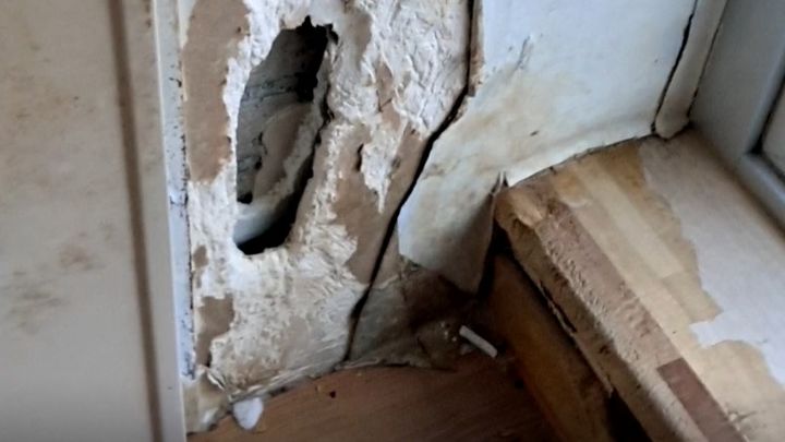 한 집주인이 폐가와 다름없는 꼴로 집을 만들어놓고 이사를 간 임차인 때문에 분통을 터뜨렸다. (사진=JTBC 사건반장 보도화면 캡처) *재판매 및 DB 금지