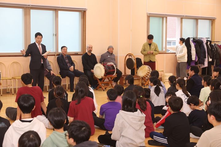 [고성(경남)=뉴시스] 신정철 기자= 이상근 경남 고성군수가 고성오광대 탈놀이와 조상의 얼을 배우기 위해 전국 각지에서 고성군을 방문한 교육생들을 격려하기 위해 지난 31일 고성오광대보존회 전수관을 방문했다.(사진=고성군 제공).2024.02.01. photo@newsis.com *재판매 및 DB 금지