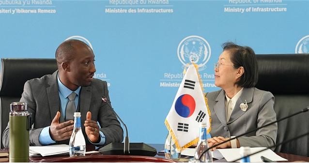 이은재 전문조합 이사장(사진 오른쪽)이 지미 가소레 르완다 인프라부 장관(왼쪽)과 면담을 진행하고 있다.(사진 제공=전문건설공제조합) *재판매 및 DB 금지