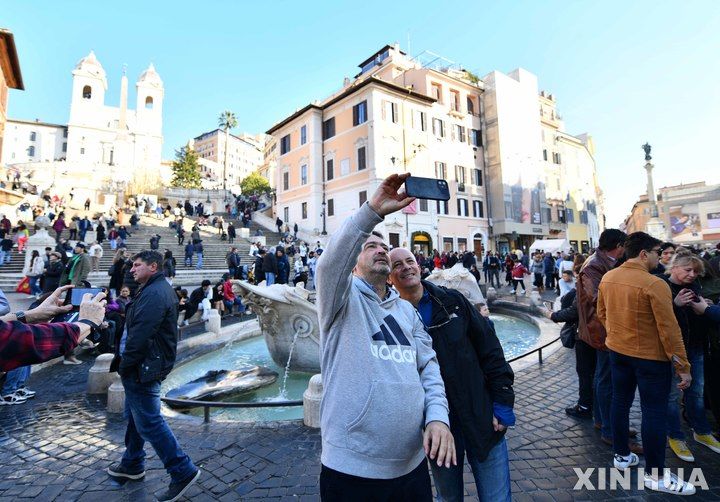 [로마=신화/뉴시스] 유럽의 한 항공사가 팬데믹 이후 늘어난 가족 여행 수요를 겨냥해 조부모에게 항공권을 무료로 제공한다고 밝혔다고 1일(현지 시간) 가디언 등이 보도했다. 사진은 2022년 로마를 찾은 관광객들의 모습. (*본문과 관련 없는 사진) 2024.02.01. *재판매 및 DB 금지
