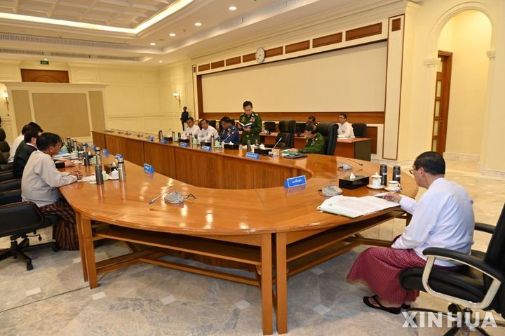  [네피도(미얀마)=신화/뉴시스]지난 1월31일 미얀마 수도 네피도에서 미얀마 국가방위안보위원회(NDSC) 회의가 열리고 있다. 미얀마 국방·안보위원회(NDSC)가 30일 국가비상사태를 6개월 더 연장했다고 국영 미얀마 라디오·텔레비전(MRTV)이 31일 보도했다. 2024.07.31.