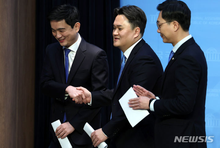 [서울=뉴시스] 추상철 기자 = 여선웅(왼쪽) 전 청와대 청년소통정책관이 1일 오전 서울 여의도 국회에서 제22대 총선 분당갑 불출마 선언 기자회견을 한 후 지지하는 김지호 더불어민주당 당대표 정무조정부실장과 악수를 하고 있다. 2024.02.01. scchoo@newsis.com