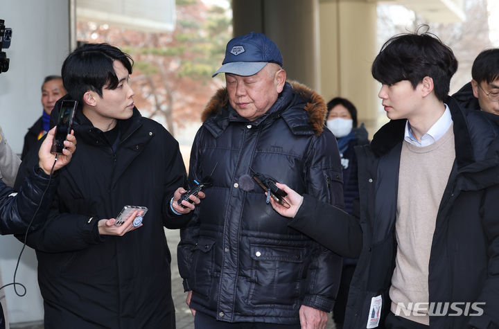 [서울=뉴시스] 김명년 기자 = 윤석열 대통령 부인 김건희 여사의 '쥴리 의혹' 허위사실을 지속적으로 유포한 혐의를 받는 안해욱 전 한국초등학교태권도연맹 회장이 1일 오전 서울 서초구 서울중앙지방법원에서 열린 구속 전 피의자 심문(영장실질심사)에 참석하기 전 취재진의 질문에 답하고 있다. 2024.02.01. kmn@newsis.com