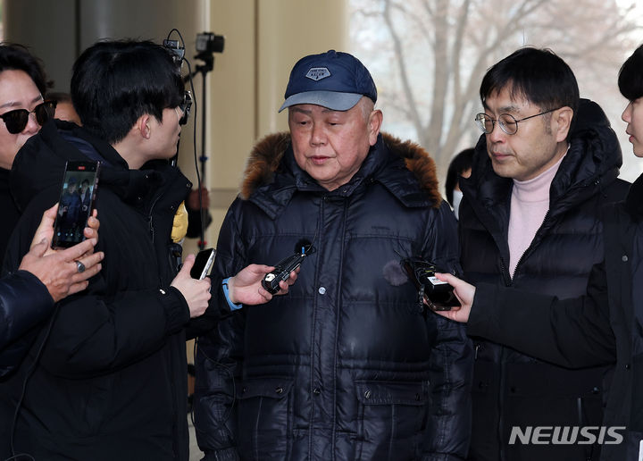 [서울=뉴시스] 김명년 기자 = 윤석열 대통령 부인 김건희 여사의 '쥴리 의혹' 허위사실을 지속적으로 유포한 혐의를 받는 안해욱 전 한국초등학교태권도연맹 회장이 1일 오전 서울 서초구 서울중앙지방법원에서 열린 구속 전 피의자 심문(영장실질심사)에 참석하기 전 취재진의 질문에 답하고 있다. 2024.02.01. kmn@newsis.com