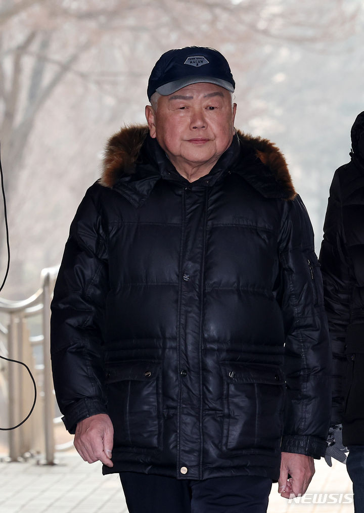 [서울=뉴시스] 김명년 기자 = 윤석열 대통령 부인 김건희 여사의 '쥴리 의혹' 허위사실을 지속적으로 유포한 혐의를 받는 안해욱 전 한국초등학교태권도연맹 회장이 1일 오전 서울 서초구 서울중앙지방법원에서 열린 구속 전 피의자 심문(영장실질심사)에 참석하기 위해 이동하고 있다. 2024.02.01. kmn@newsis.com