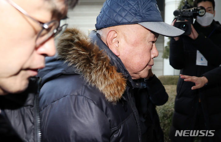 [서울=뉴시스] 김명년 기자 = 윤석열 대통령 부인 김건희 여사의 '쥴리 의혹' 허위사실을 지속적으로 유포한 혐의를 받는 안해욱 전 한국초등학교태권도연맹 회장이 1일 오전 서울 서초구 서울중앙지방법원에서 열린 구속 전 피의자 심문(영장실질심사)에 참석하기 위해 이동하고 있다. 2024.02.01. kmn@newsis.com