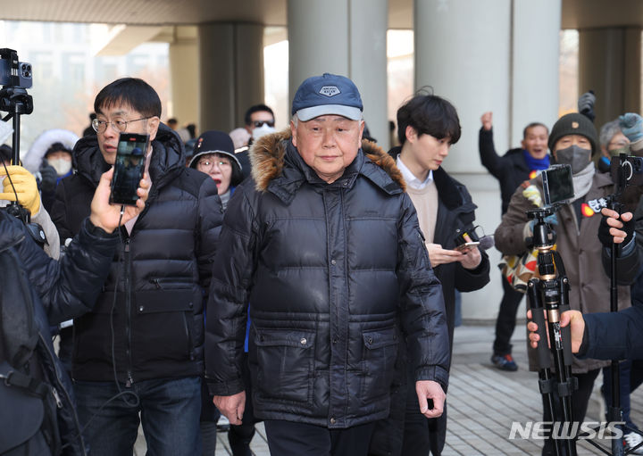 [서울=뉴시스] 김명년 기자 = 윤석열 대통령 부인 김건희 여사의 '쥴리 의혹' 허위사실을 지속적으로 유포한 혐의를 받는 안해욱 전 한국초등학교태권도연맹 회장이 1일 오전 서울 서초구 서울중앙지방법원에서 열린 구속 전 피의자 심문(영장실질심사)에 참석하기 위해 이동하고 있다. 2024.02.01. kmn@newsis.com