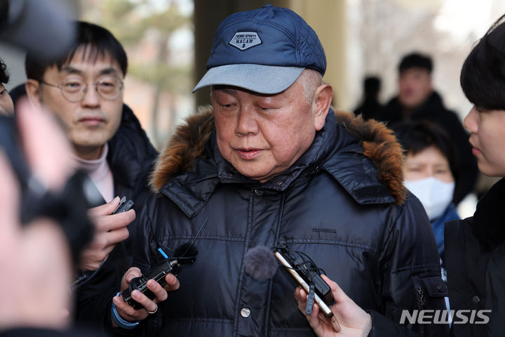 [서울=뉴시스] 김명년 기자 = 윤석열 대통령 부인 김건희 여사의 '쥴리 의혹' 허위사실을 지속적으로 유포한 혐의를 받는 안해욱 전 한국초등학교태권도연맹 회장이 1일 오전 서울 서초구 서울중앙지방법원에서 열린 구속 전 피의자 심문(영장실질심사)에 참석하기 전 취재진의 질문에 답하고 있다. 2024.02.01. kmn@newsis.com