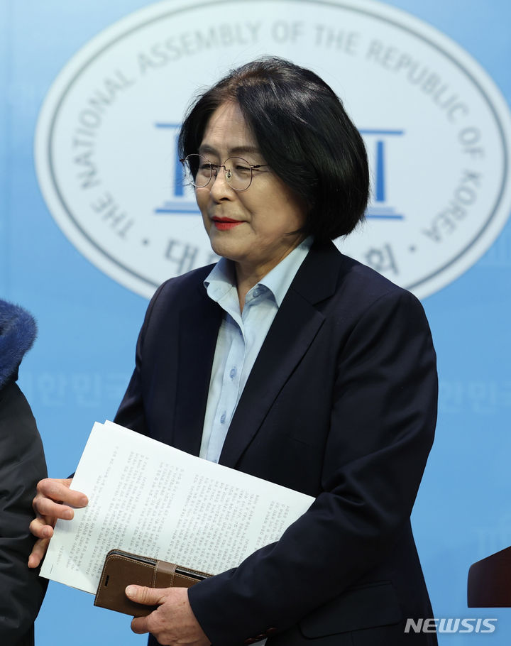 [서울=뉴시스] 추상철 기자 = 유승희 전 더불어민주당 의원이 1일 오전 서울 여의도 국회에서 더불어민주당 탈당 선언 기자회견을 마친 후 이동하고 있다. 2024.02.01. scchoo@newsis.com